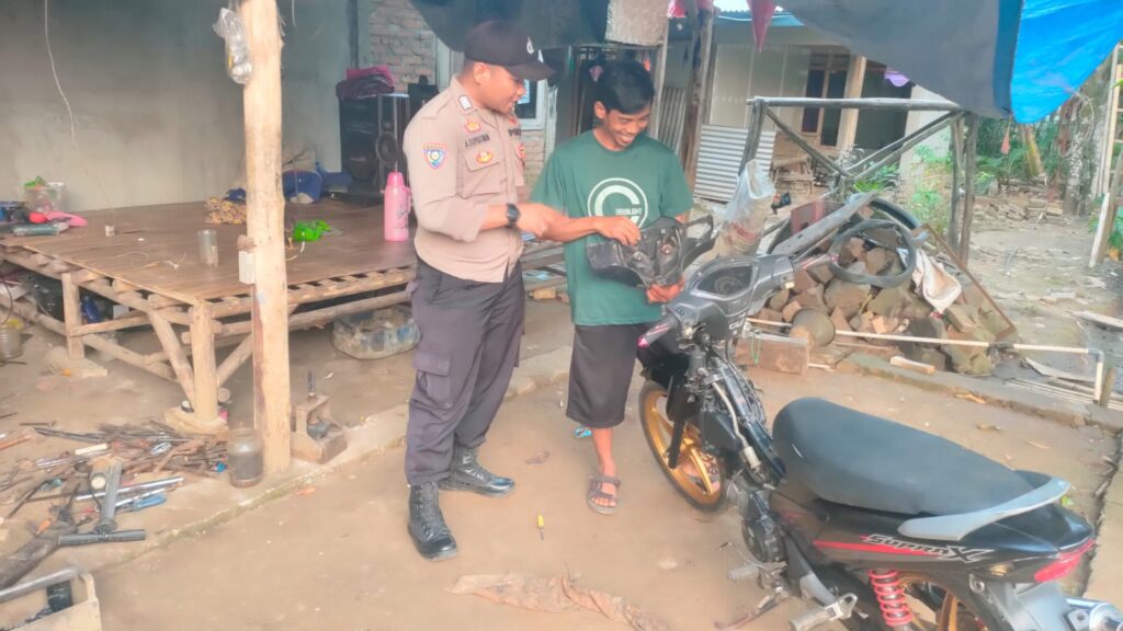 Bhabinkamtibmas Polsek Munjul Sambang Desa Untuk Menjaga Kamtibmas 9 WhatsApp Image 2024 07 31 at 22.33.21