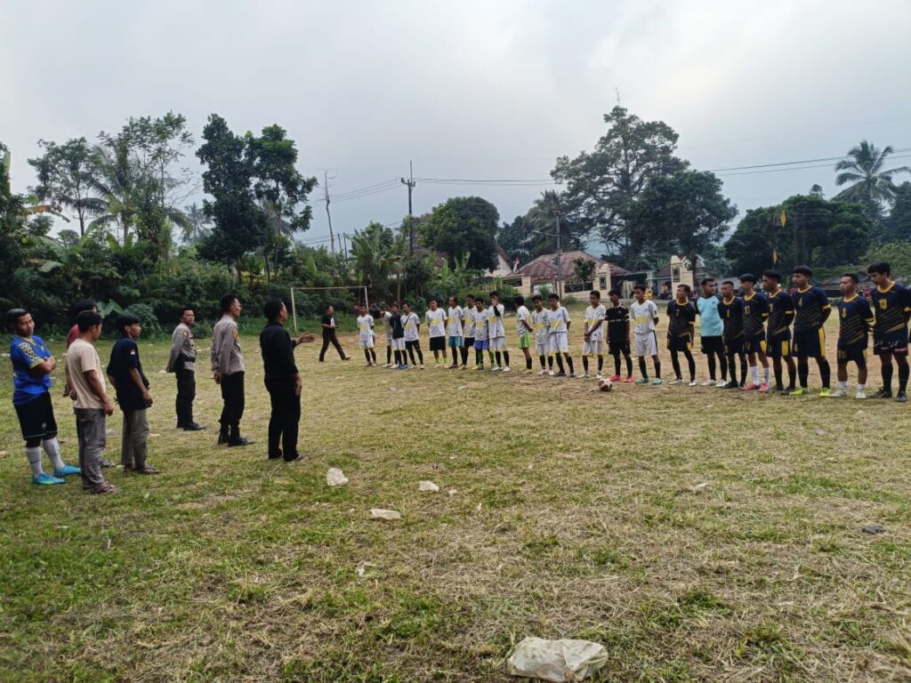 Polsek Pulosari Berikan Pengamanan Turnamen Sepak Bola Tingkat Kecamatan 6 WhatsApp Image 2024 07 31 at 23.14.59