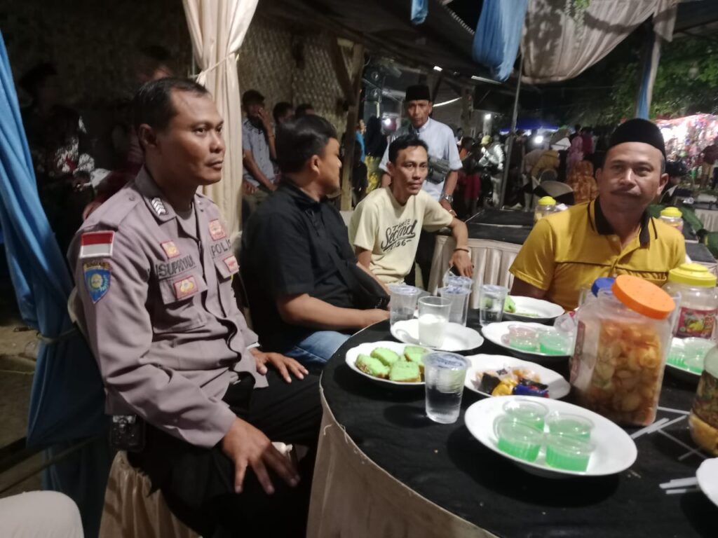 Polsek Cikeusik Gelar Patroli Malam dan Sambangi Masyarakat Desa Cikeusik 1 WhatsApp Image 2024 08 01 at 06.53.40