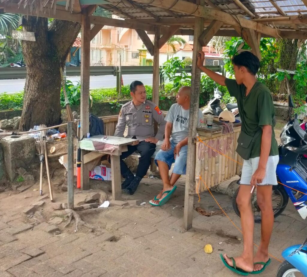Patroli Dialogis Polsek Carita ke Penjaga Parkir di Pantai 3 WhatsApp Image 2024 08 01 at 06.59.47