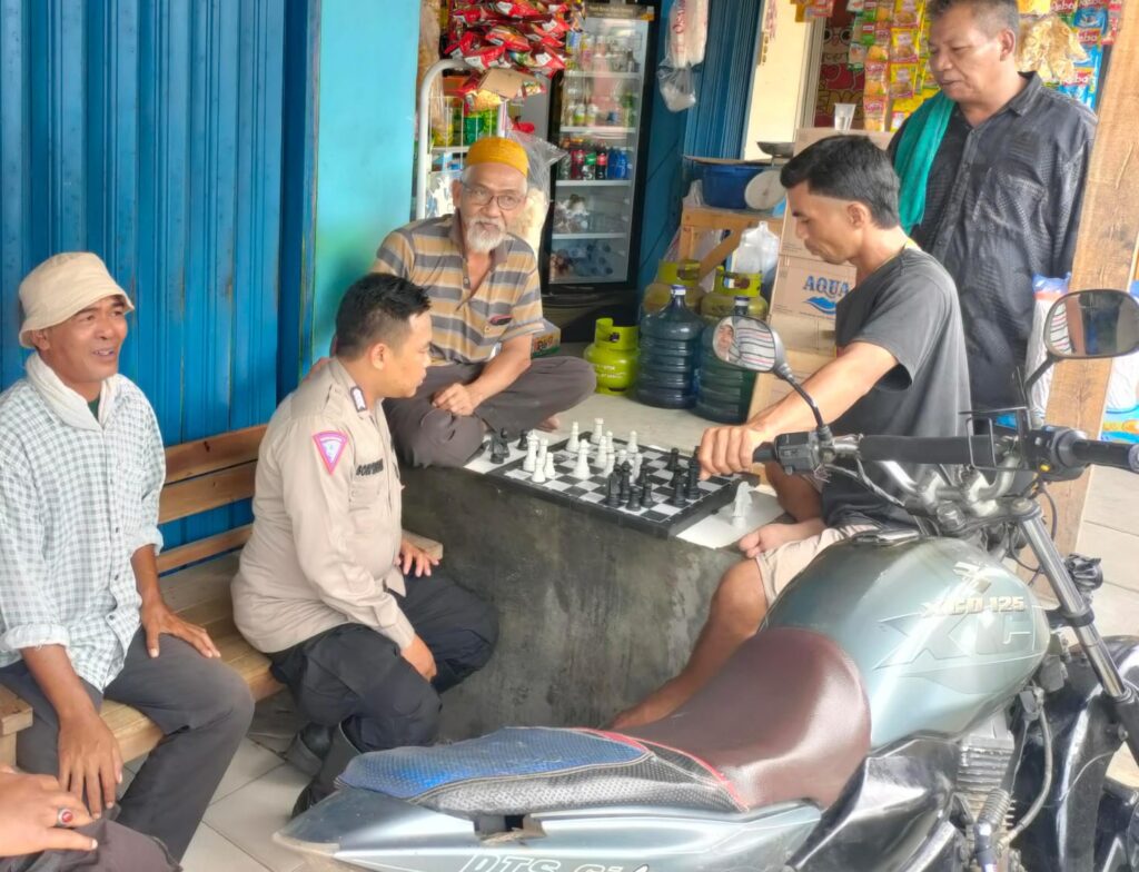 Polsek Carita Laksanakan Pendekatan Melalui Permainan Catur dan Himbauan Kamtibmas 8 WhatsApp Image 2024 08 01 at 07.02.15