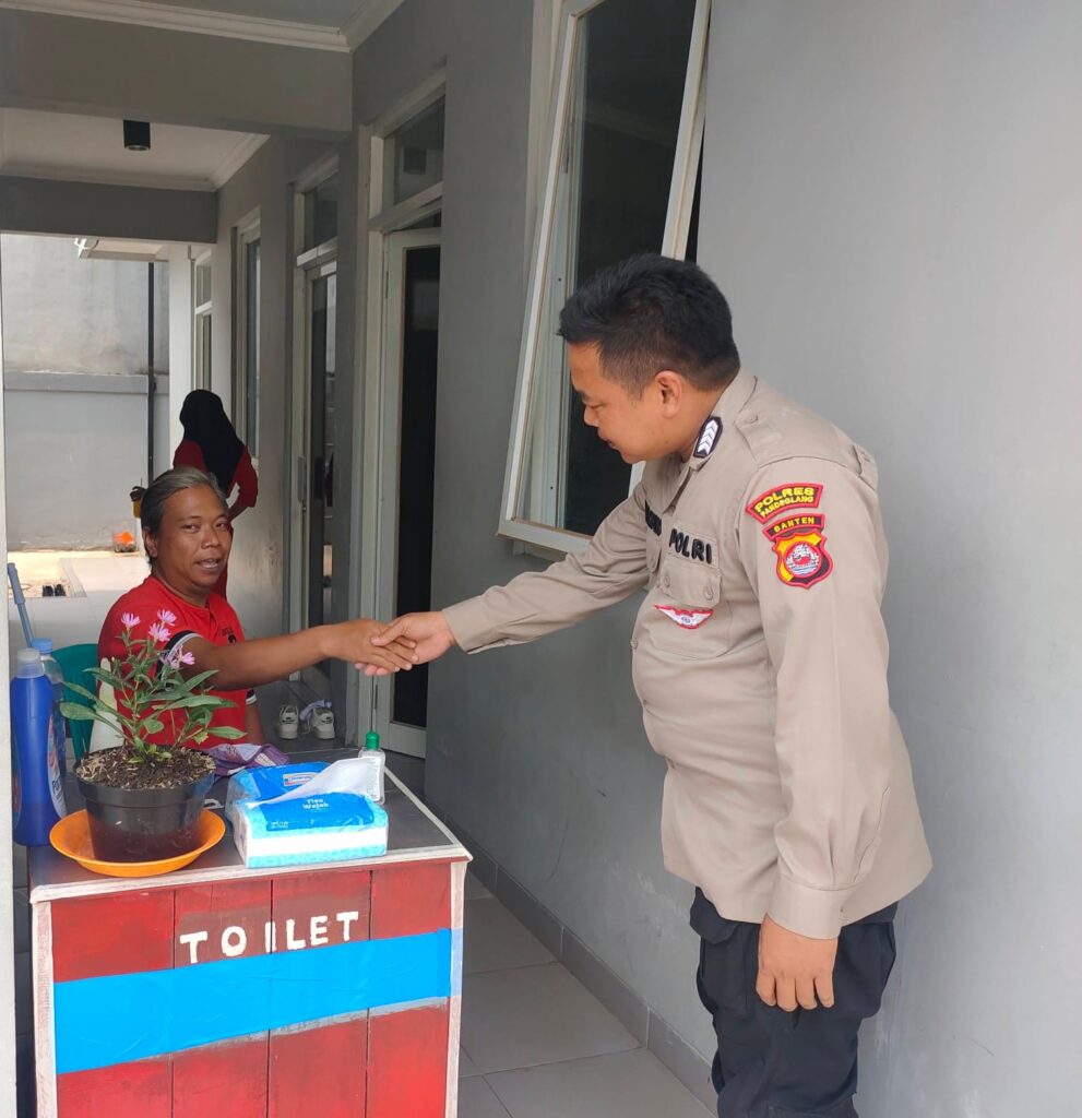 Polsek Carita Laksanakan Patroli dan Dialogis di SPBU Desa Pejamben 7 WhatsApp Image 2024 08 01 at 07.04.50