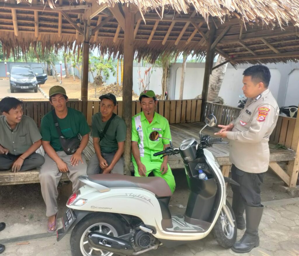 Polsek Carita Laksanakan Patroli Siang dan Berikan Himbauan Kamtibmas 6 WhatsApp Image 2024 08 01 at 07.06.16