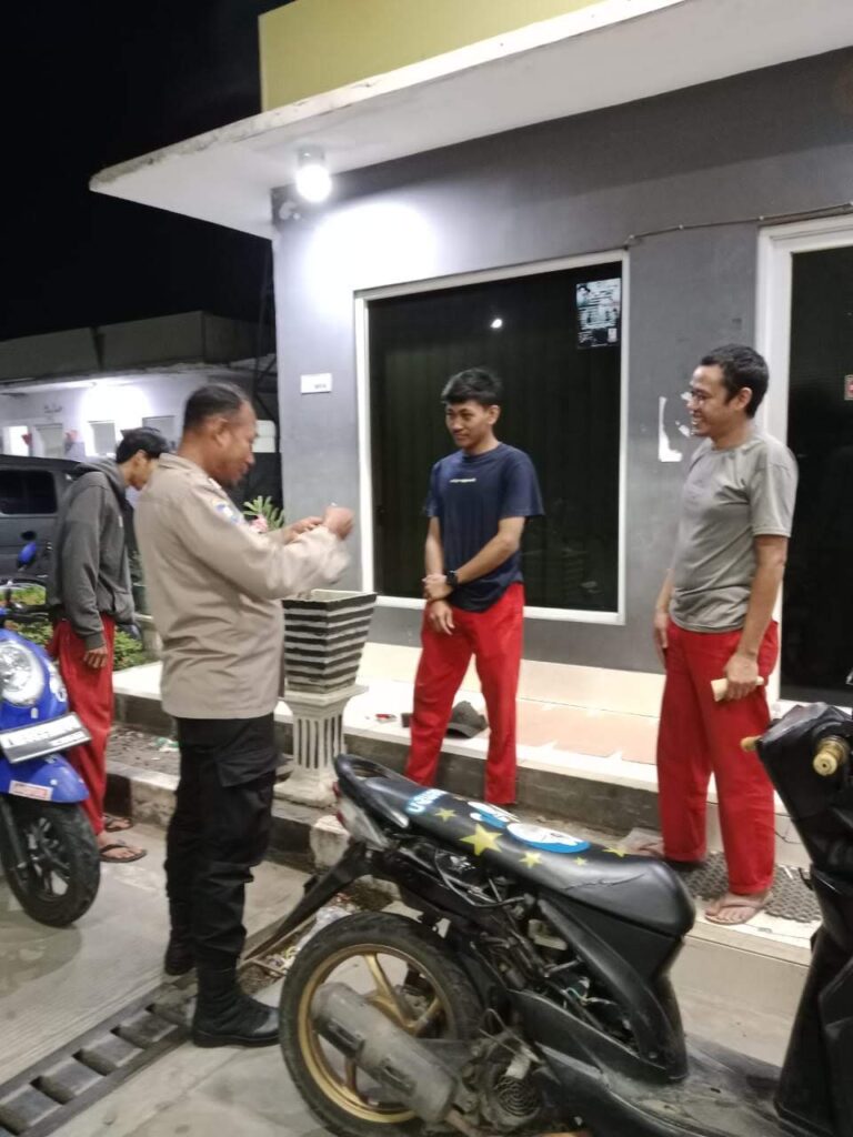 Polsek Carita Laksanakan Patroli Malam dan Berikan Himbauan di SPBU Sukanegara 4 WhatsApp Image 2024 08 01 at 07.12.43