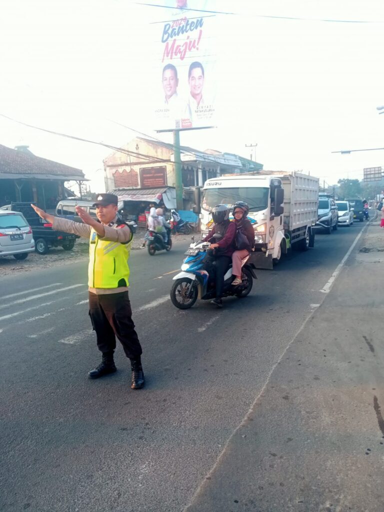 Anggota Polsek Cadasari Melaksanakan Gatur Pagi di Depan Pasar Cadasari 1 WhatsApp Image 2024 08 01 at 08.31.23