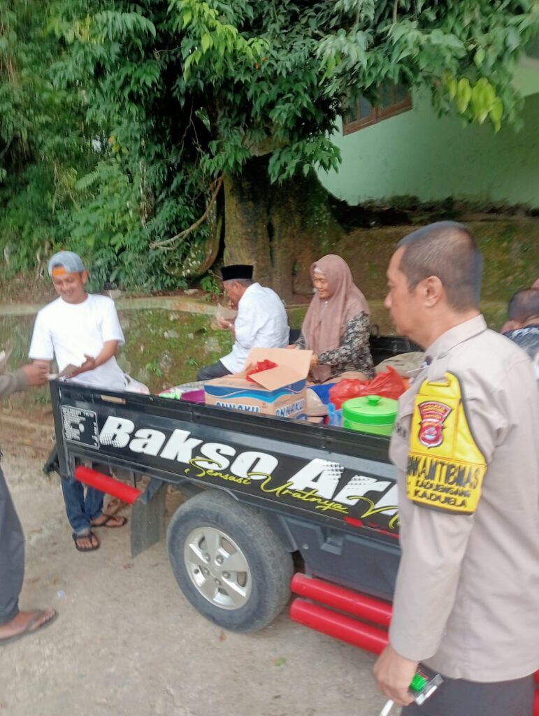 Kegiatan Sambang Bhabinkamtibmas Polsek Cadasari Desa Kadu Engang Berikan Rasa Aman kepada Warga 9 WhatsApp Image 2024 08 01 at 08.32.02
