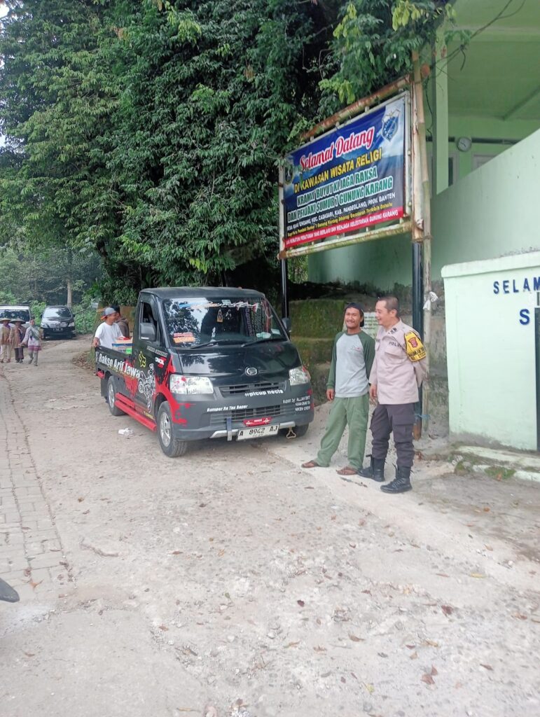Bhabinkamtibmas Polsek Cadasari Desa Kadu Engang Berikan Arahan kepada Linmas di Daerah Wisata Religi 8 WhatsApp Image 2024 08 01 at 08.32.19