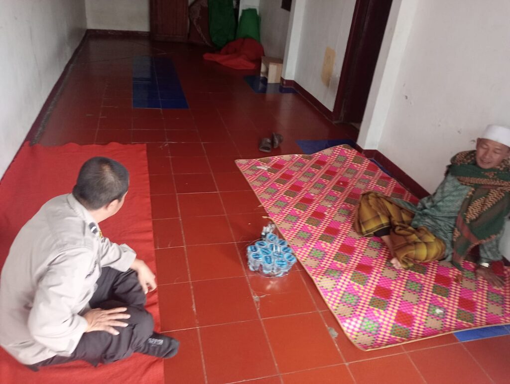 Silaturahmi Bhabinkamtibmas Polsek Cadasari Desa Kadu Engang dengan Tokoh Agama 7 WhatsApp Image 2024 08 01 at 08.32.35