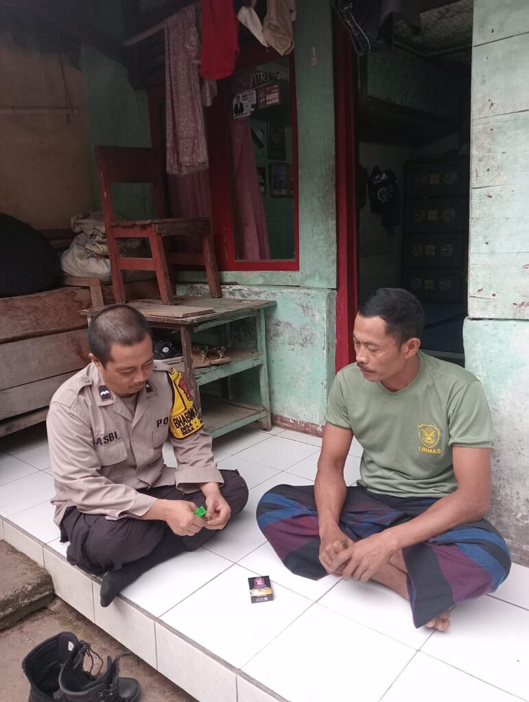 Silaturahmi Bhabinkamtibmas Polsek Cadasari Desa Kadu Engang: Aiptu Hasbi Sambangi Rumah Warga 6 WhatsApp Image 2024 08 01 at 08.32.48