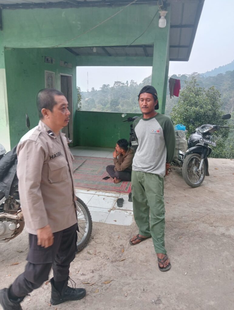 Silaturahmi Bhabinkamtibmas Polsek Cadasari Desa Kadu Engang Aiptu Hasbi, Ajak Warga Jaga Keamanan 4 WhatsApp Image 2024 08 01 at 08.33.31