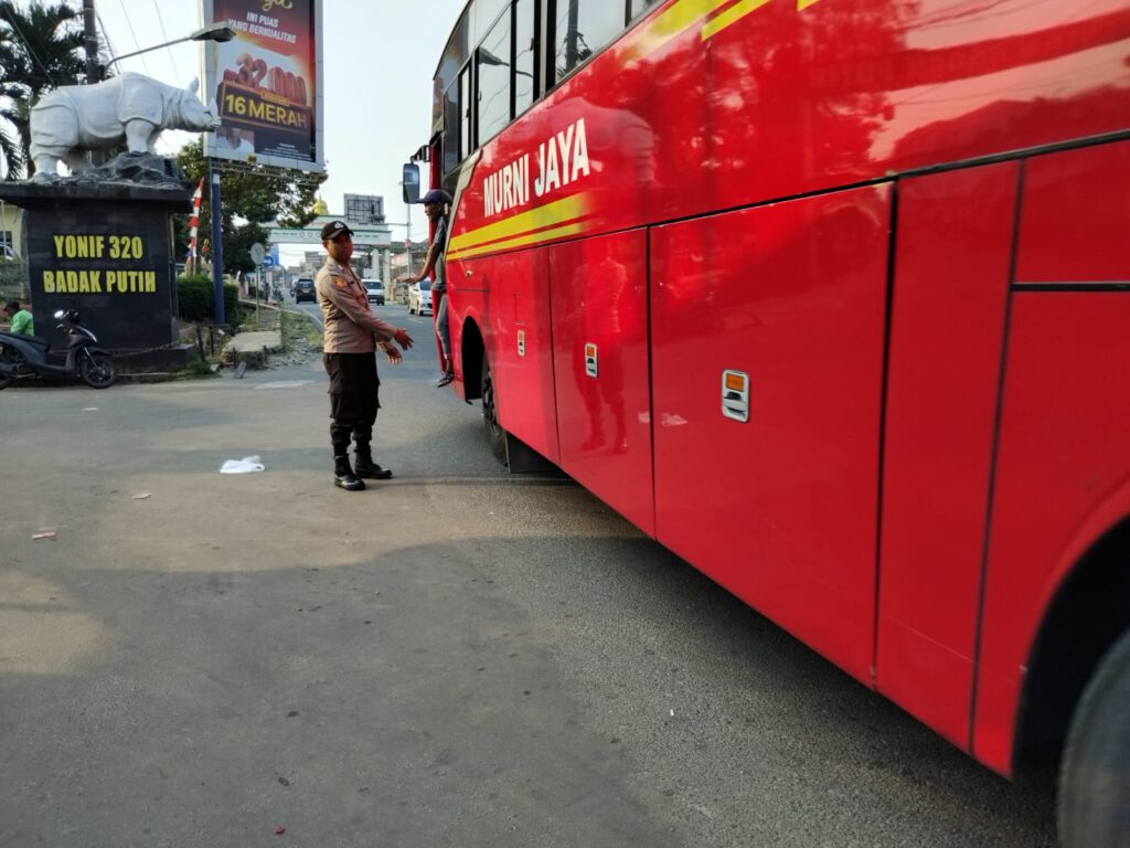 Anggota Polsek Cadasari Melaksanakan Gatur Sore di Depan Pasar Cadasari 3 WhatsApp Image 2024 08 01 at 08.33.44