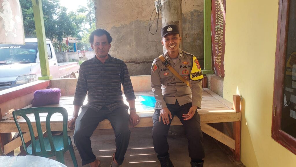 Jalin Silaturhami Bhabinkamtibmas Polsek Patia Sambangi Warga Sampaikan Pesan Kamtibmas 10 WhatsApp Image 2024 08 01 at 17.07.52