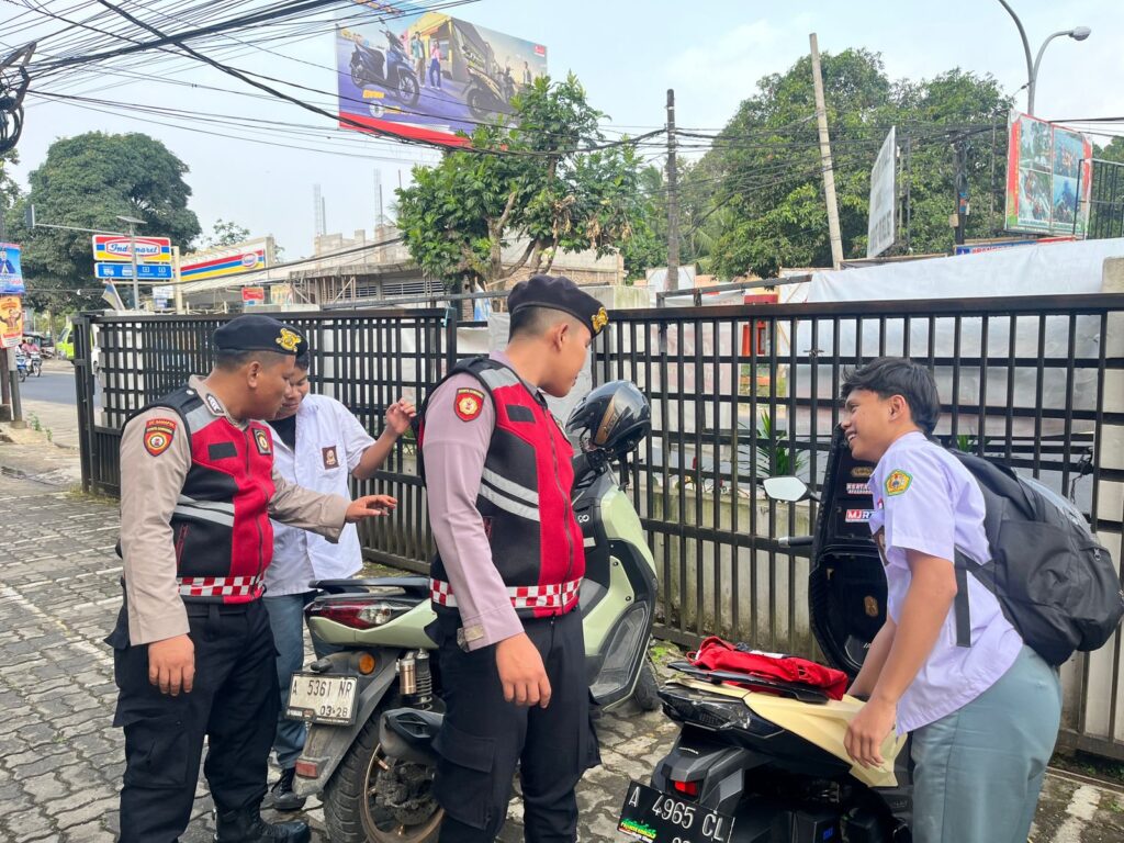Cegah Penyakit Masyarakat, Sat Samapta Polres Pandeglang Gelar Pemeriksaan Bawaan Jok Motor Pelajar 10 WhatsApp Image 2024 08 01 at 17.18.58 2