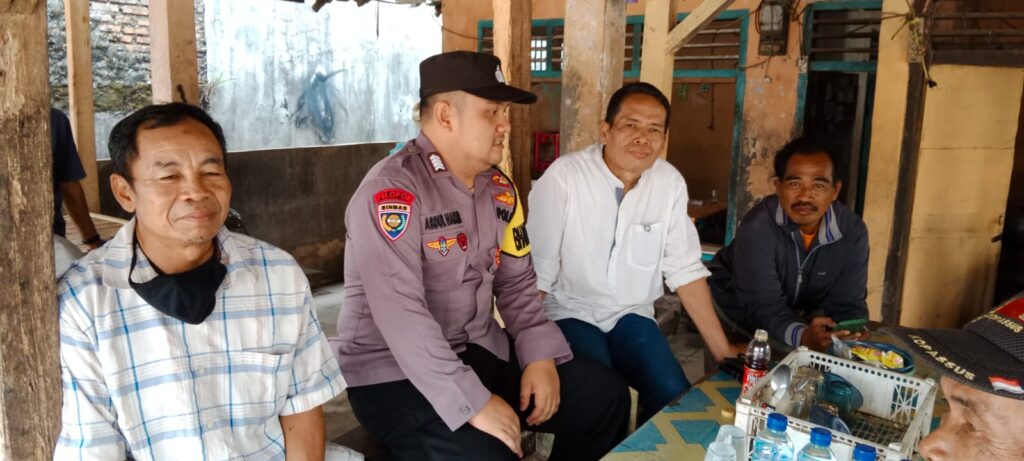 Bhabinkamtibmas Polsek Picung Tingkatkan Keakraban dengan Warga Lebak Picung 10 WhatsApp Image 2024 08 01 at 20.24.23