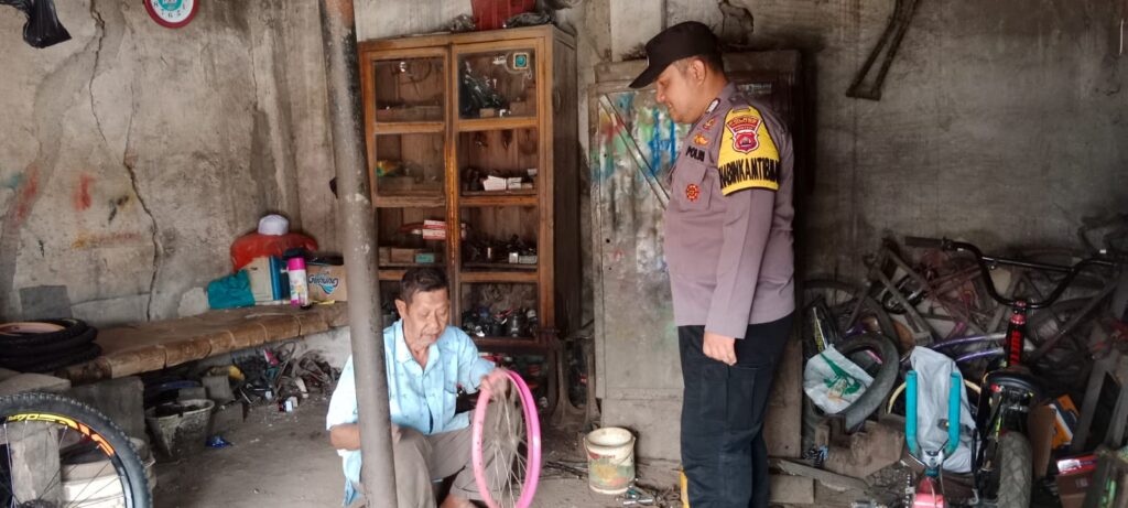 Polsek Picung Melaksanakan Sambang dan Menyampaikan Pesan Kamtibmas di Desa Pasir Sedang 5 WhatsApp Image 2024 08 01 at 20.26.17