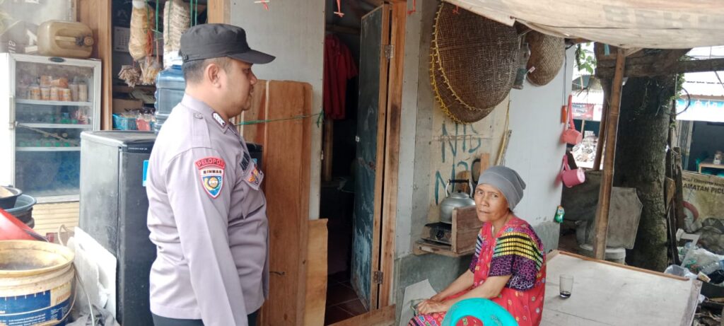 Polsek Picung Melaksanakan Sambang dan Menyampaikan Pesan Kamtibmas di Desa Binaan 8 WhatsApp Image 2024 08 01 at 20.26.42