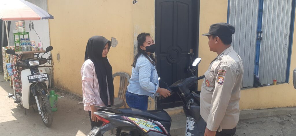 Cegah terjadinya laka lantas Unit Samapata Polsek Picung Berikan Himbauan Keselamatan Berkendara 3 WhatsApp Image 2024 08 01 at 20.28.11 scaled