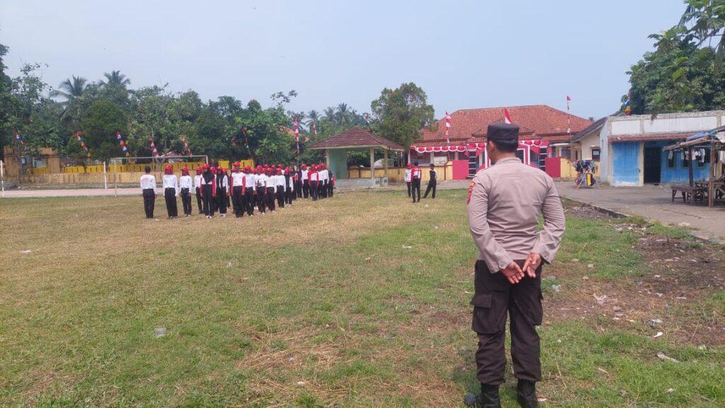Polsek Carita Pantau Latihan Paskibra Kecamatan Carita Menyambut HUT RI ke-79 9 WhatsApp Image 2024 08 02 at 00.30.56