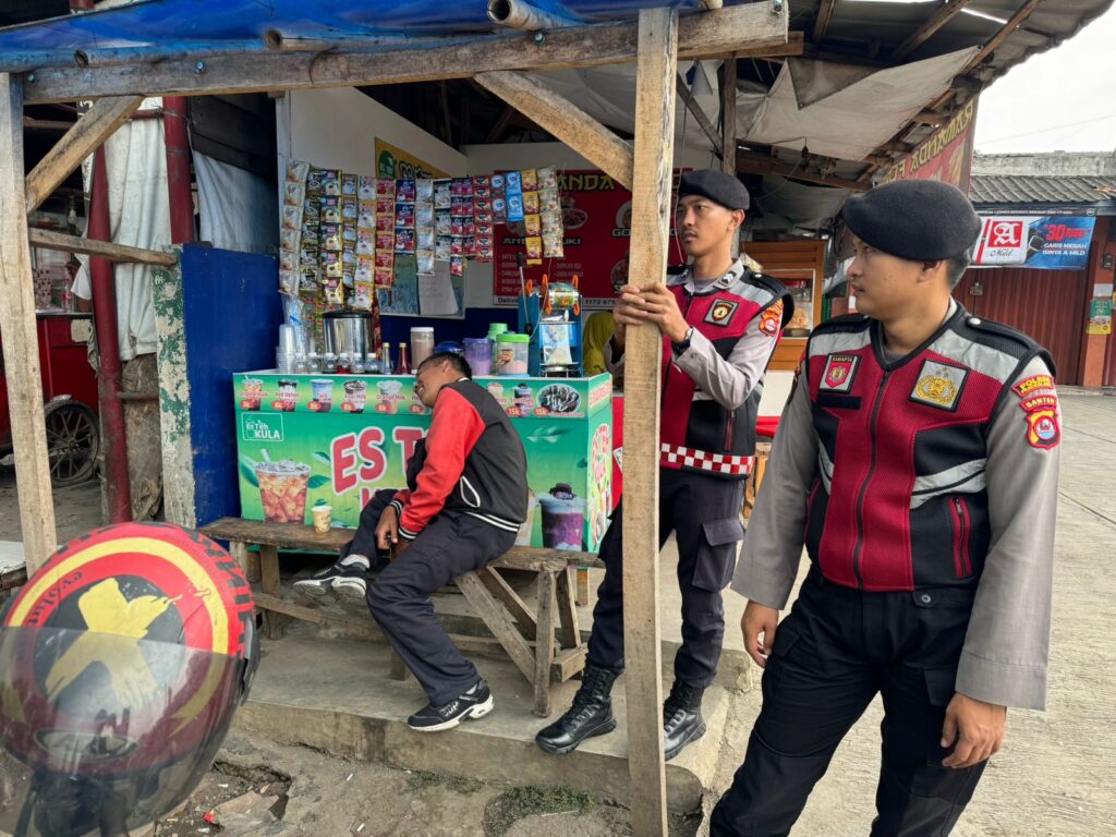 Sat Samapta Polres Pandeglang Sambangi Pedagang Kaki Lima di Cigadung 3 WhatsApp Image 2024 08 02 at 17.08.22 1