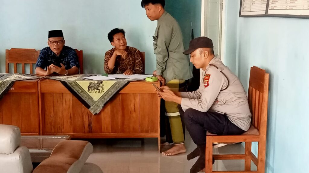 Polsek Menes Lakukan Sambang Kepada Mantan Kepala Desa Alas Wangi 10 WhatsApp Image 2024 08 02 at 20.23.32