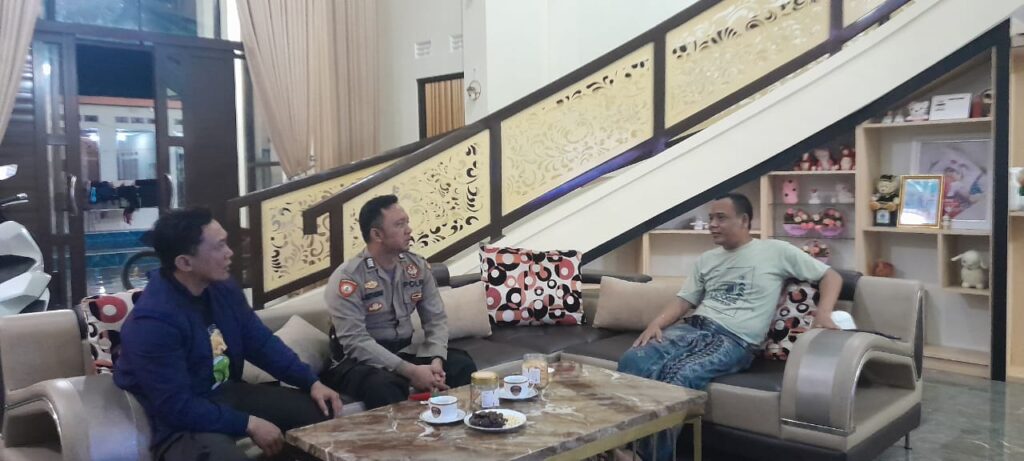 Unit Samapta Polsek Picung Patroli Dialogis Tokoh Masyarakat untuk Menjaga Harkamtibmas 2 WhatsApp Image 2024 08 02 at 20.58.03