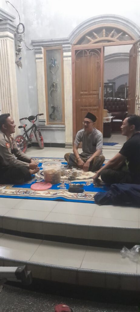 Sambangi Warga Saat Patroli Dialogis, Personil Polsek Picung Sampaikan Himbauan Kamtibmas 3 WhatsApp Image 2024 08 02 at 20.58.26