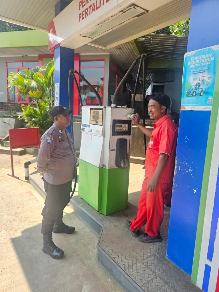 Polsek Picung Jalin Kemitraan dengan Karyawan SPBU Cipacung melalui Patroli Dialogis 6 WhatsApp Image 2024 08 02 at 20.59.14