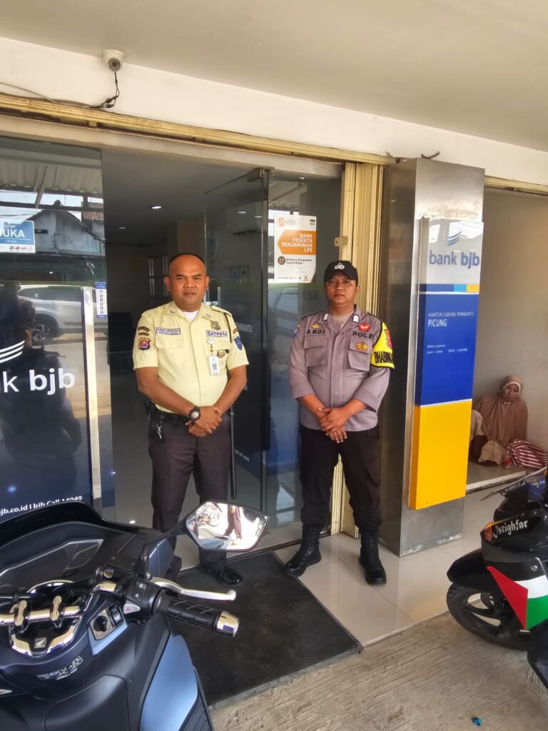 Polsek Picung Intensifkan Patroli, Cegah Tindak Kriminalitas 7 WhatsApp Image 2024 08 02 at 20.59.29