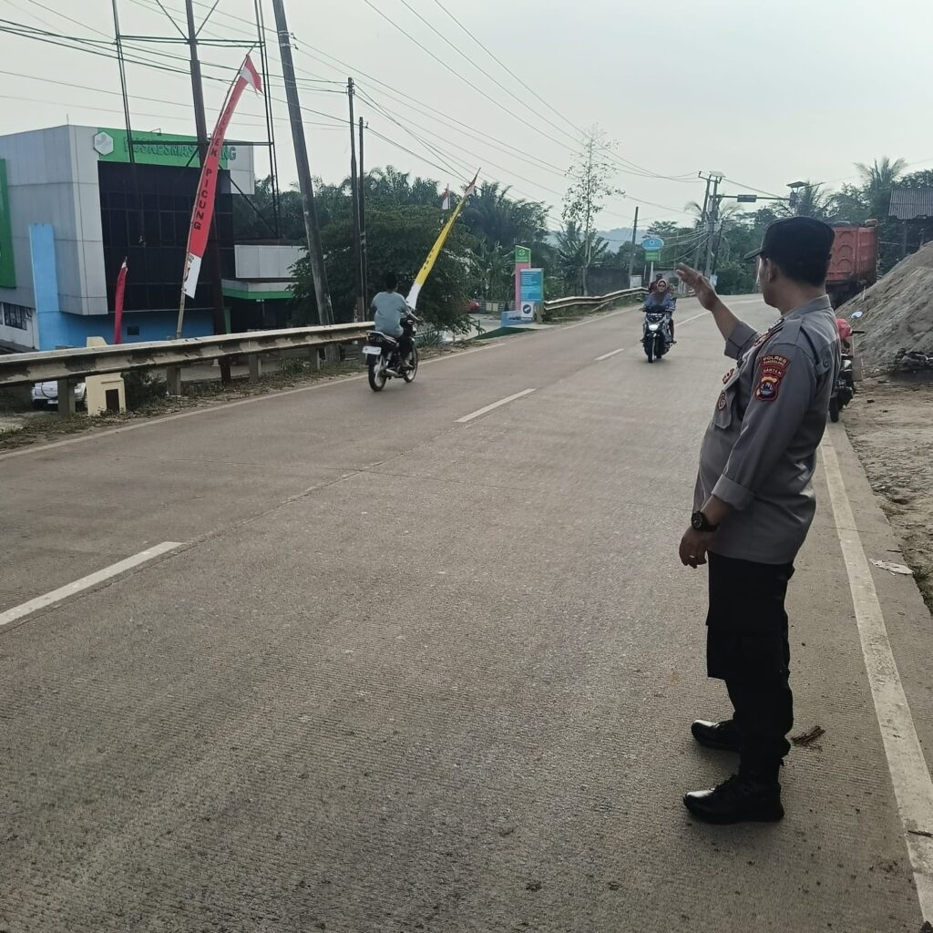 Polsek Picung Gelar Strong Point Pengaturan Lalu Lintas Cegah Kemacetan 10 WhatsApp Image 2024 08 02 at 21.00.06