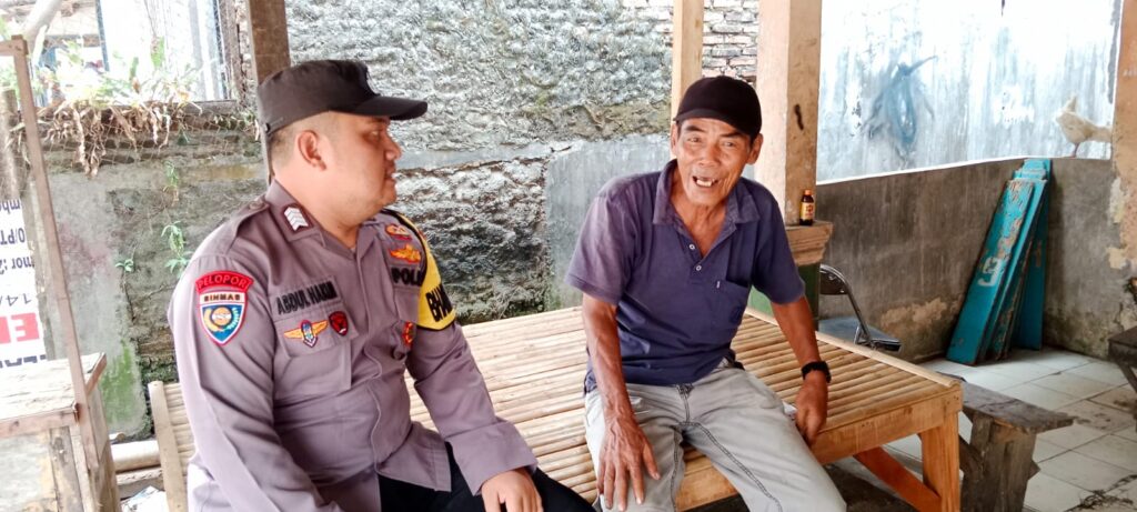 Bhabinkamtibmas Polsek Picung Jalin Kedekatan dengan Warga Desa Binaan 2 WhatsApp Image 2024 08 02 at 21.00.37