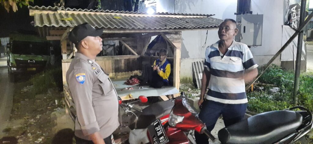 Tingkatkan Kewaspadaan, Bhabinkamtibmas Polsek Picung Sambangi Pos Ronda 4 WhatsApp Image 2024 08 03 at 01.00.28