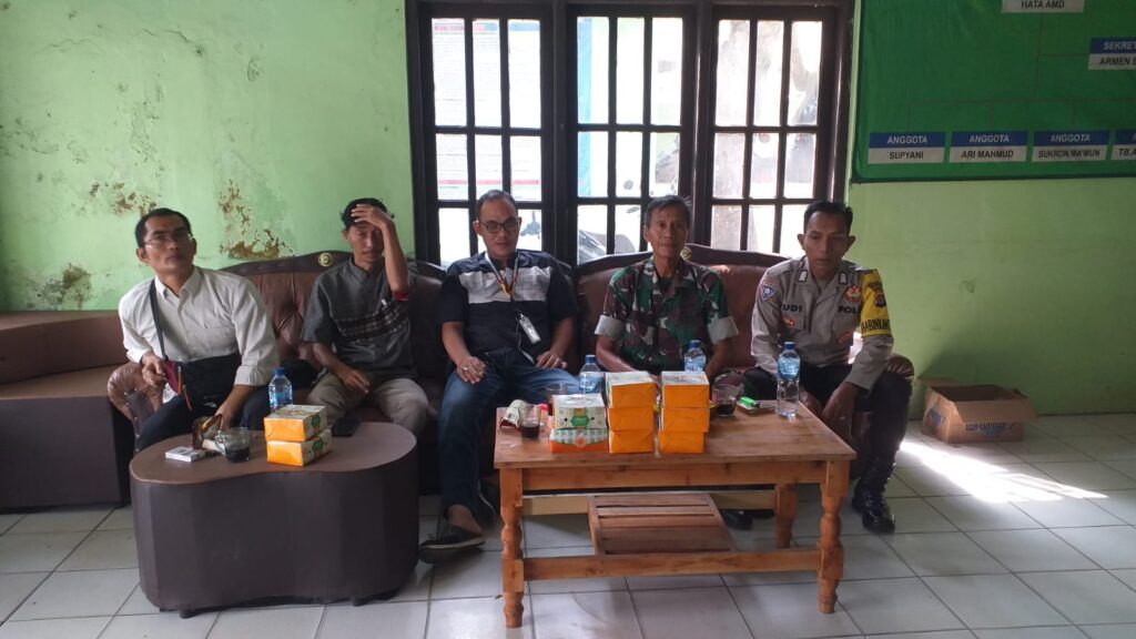 Bhabinkamtibmas Polsek Carita Bripka Yudi dan Serma Salahudin Lakukan Kunjungan ke Kantor Desa Carita 7 WhatsApp Image 2024 08 03 at 06.53.38