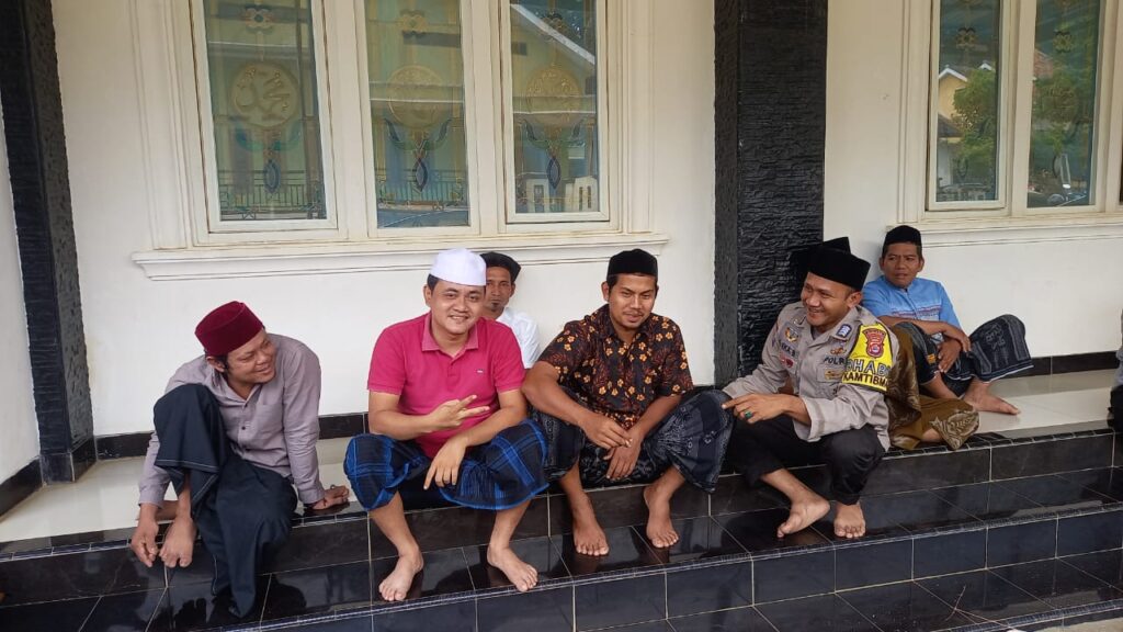 Polsek Carita Lakukan Kegiatan Sambang ke Pondok Pesantren di Desa Pejamben 10 WhatsApp Image 2024 08 03 at 07.00.43