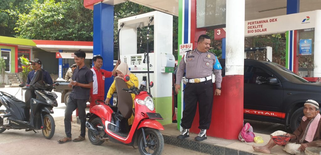 Polsek Picung Jalin Kemitraan dengan Karyawan SPBU Cipacung melalui Patroli Dialogis 3 WhatsApp Image 2024 08 04 at 00.09.47
