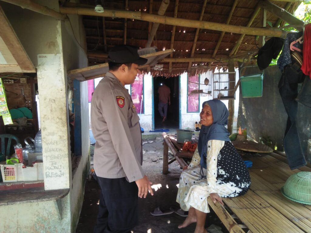 Polsek Picung: Sambang Door to Door di Desa Kolelet menjaga warga kamtibmas tetap kondusif 6 WhatsApp Image 2024 08 04 at 00.10.34