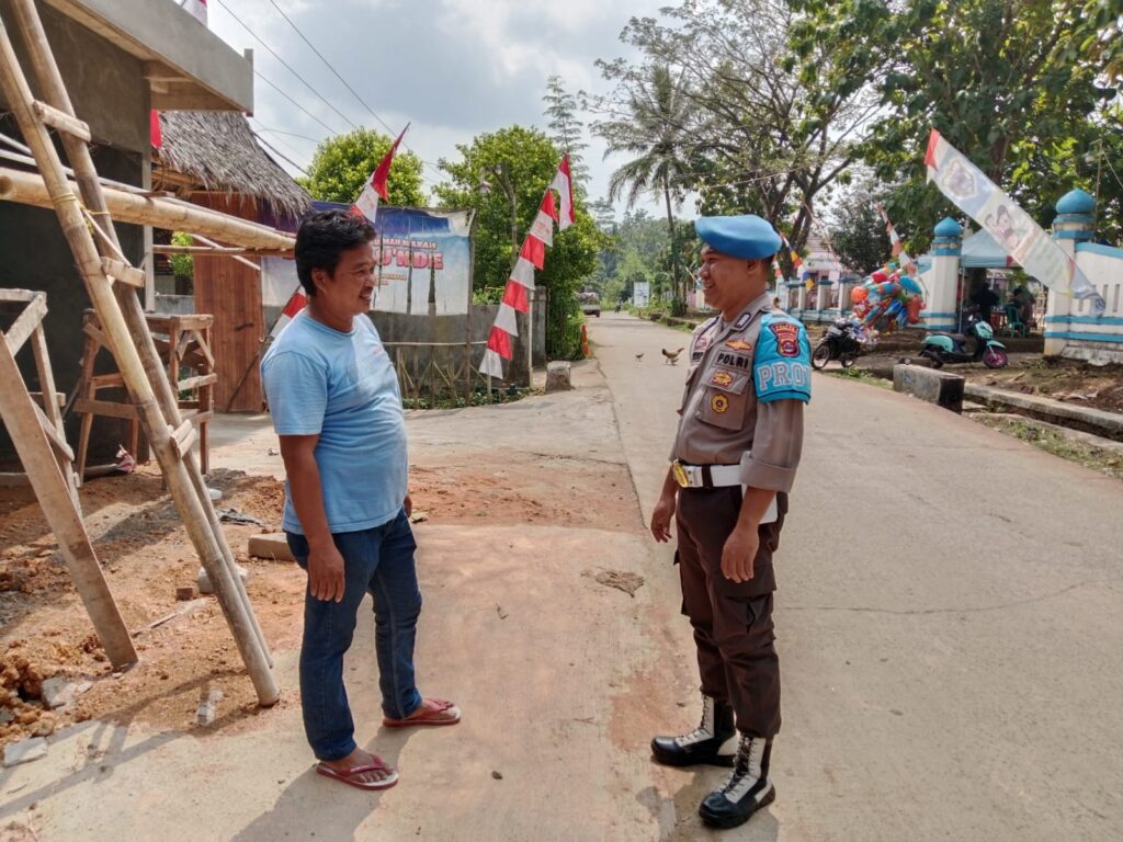 Bhabinkamtibmas Polsek Cikedal Menggelar DDS (Door To Door System) di Desa Binaan 9 WhatsApp Image 2024 08 04 at 00.24.45