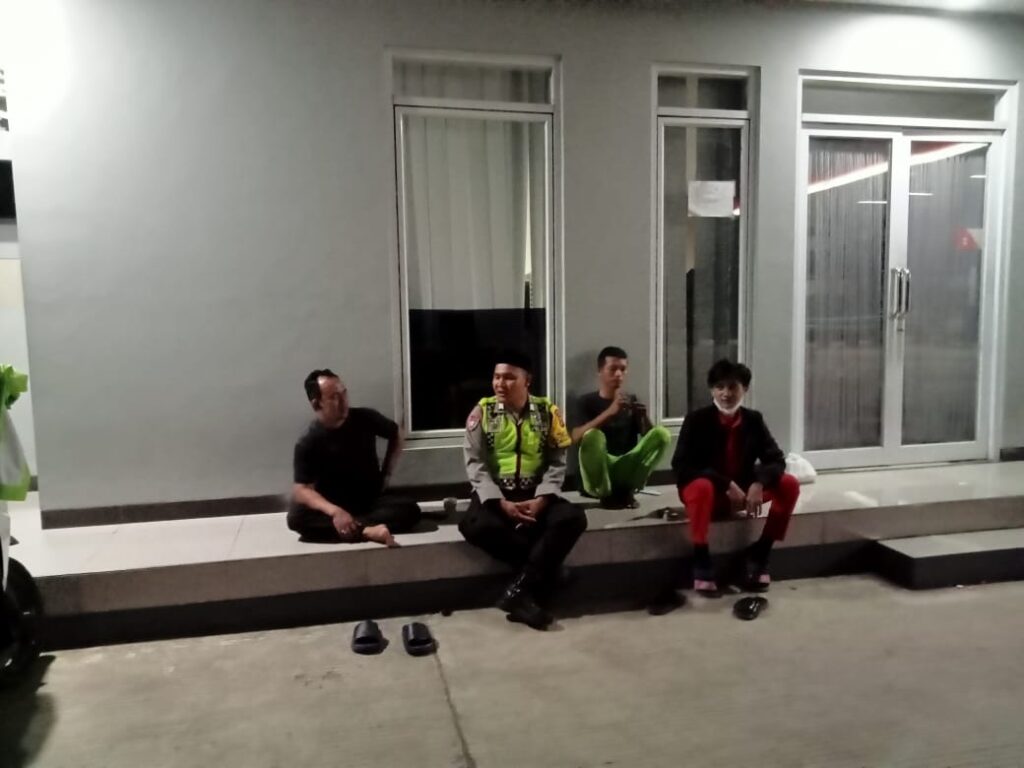 Ciptakan Kamtibmas yang Aman Kondusif Polsek Cikedal Patroli Malam 8 WhatsApp Image 2024 08 04 at 00.26.28