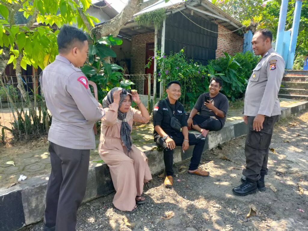 Patroli Dialogis oleh Personil Polsek Carita Bripka Eko dan Bripka Bobi di Pantai Carita 1 WhatsApp Image 2024 08 04 at 01.23.28