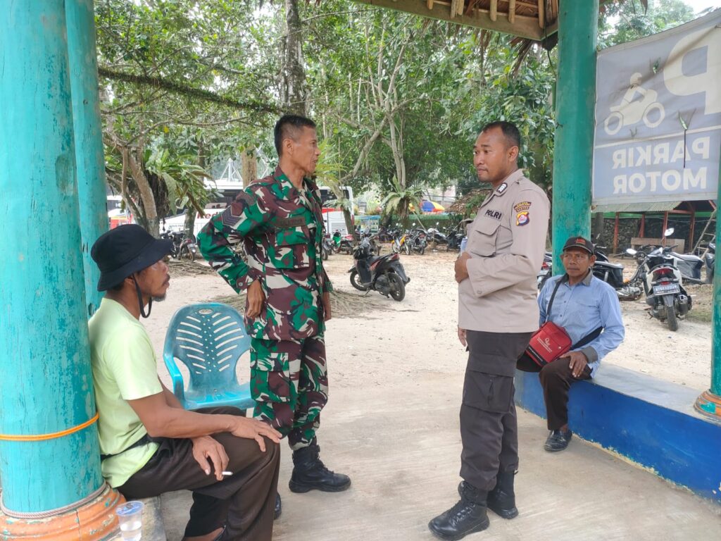 Personil Polsek Carita Bripka Eko dan Serma Salahudin Laksanakan Patroli di Pantai Pasir Putih 2 WhatsApp Image 2024 08 04 at 01.26.33