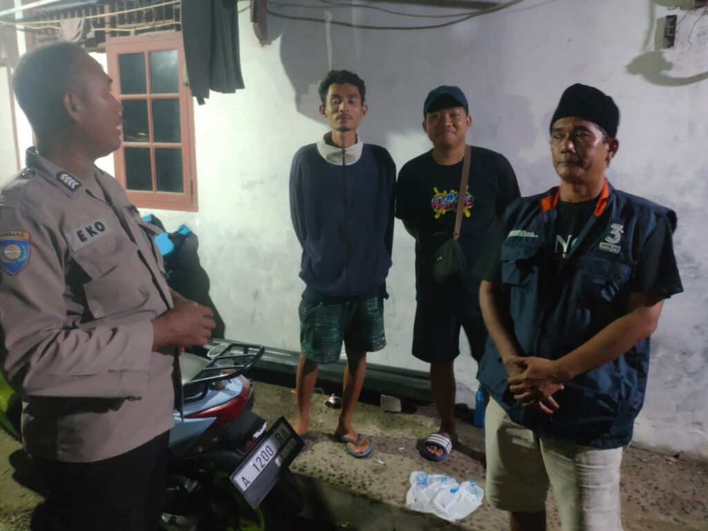 Polsek Carita Laksanakan Patroli Malam, Situasi Aman 3 WhatsApp Image 2024 08 04 at 01.31.54