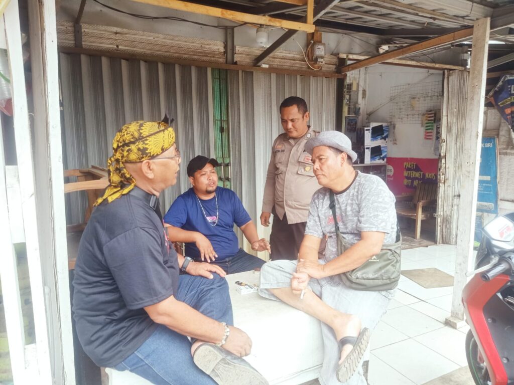 Polsek Labuan Menggelar Patroli untuk Mendekatkan Diri dengan Masyarakat 4 WhatsApp Image 2024 08 04 at 01.32.24