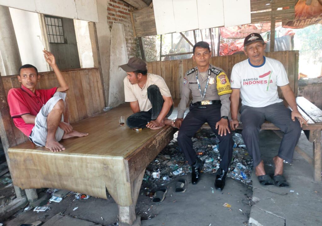 Bhabinkamtibmas Polsek Labuan Sambangi Warga, Jalin Silaturahmi dan Ciptakan Kamtibmas Kondusif 5 WhatsApp Image 2024 08 04 at 01.32.51