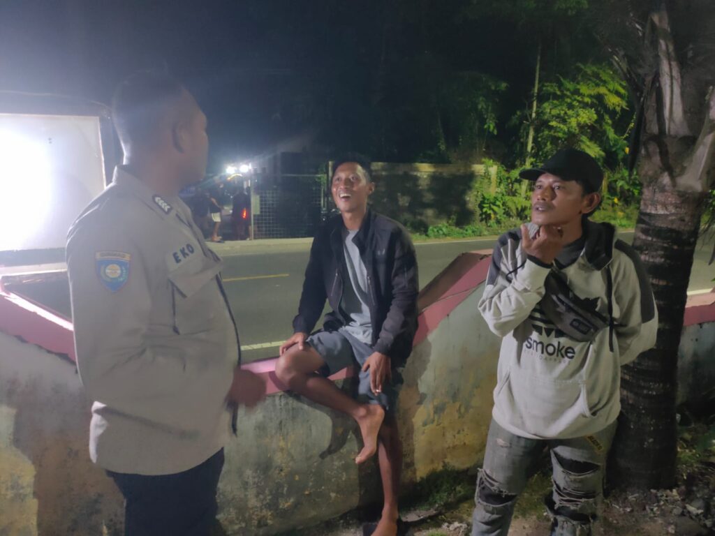 Polsek Carita Laksanakan Patroli Malam dan Berikan Himbauan Kamtibmas 6 WhatsApp Image 2024 08 04 at 01.33.20