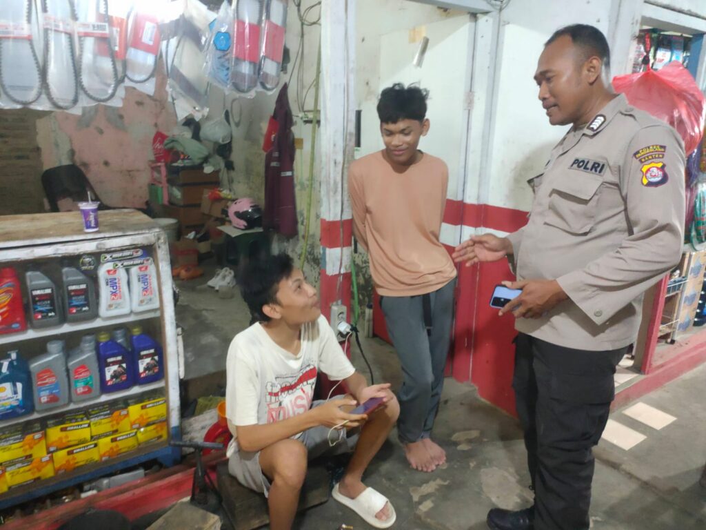 Polsek Carita Laksanakan Patroli Malam dan Berikan Himbauan Kamtibmas 7 WhatsApp Image 2024 08 04 at 01.36.25