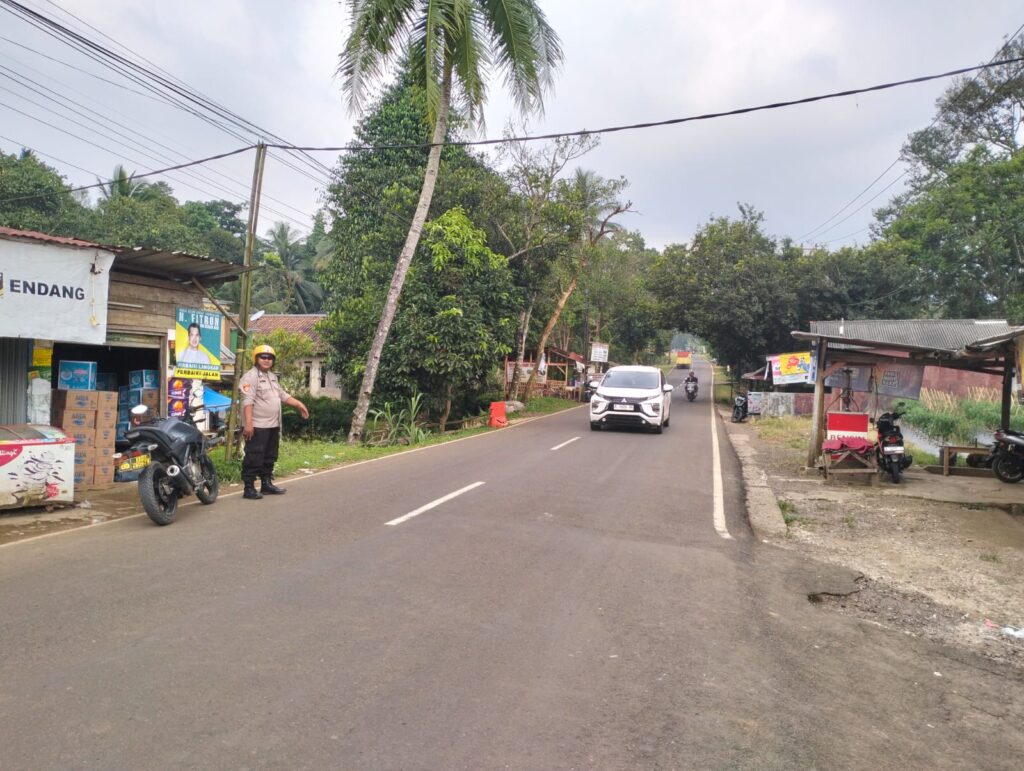 Polsek Pulosari Melaksanakan Giat Strong Point Sore Laksanakan Rutinitas Gatur 6 WhatsApp Image 2024 08 04 at 02.05.58