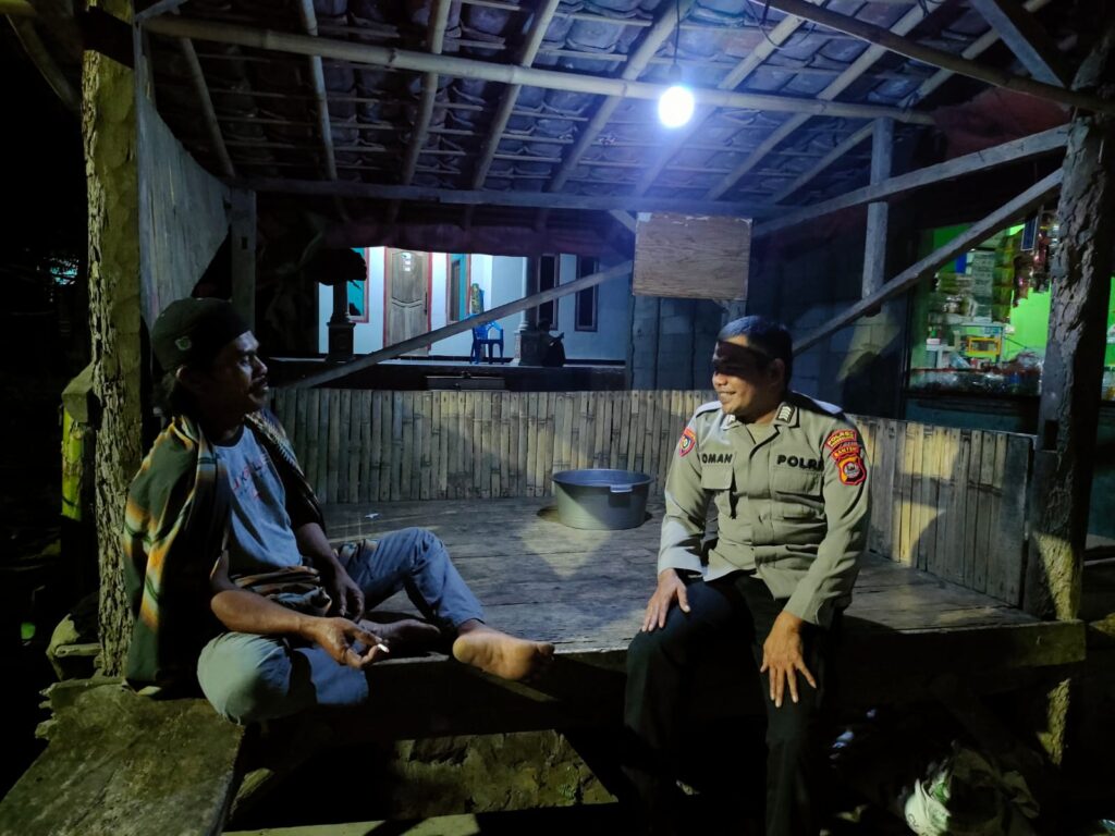 Bhabinkamtibmas Polsek Pulosari Melaksanakan Sambang di Desa Binaan Desa Banjarwangi 8 WhatsApp Image 2024 08 04 at 02.06.26