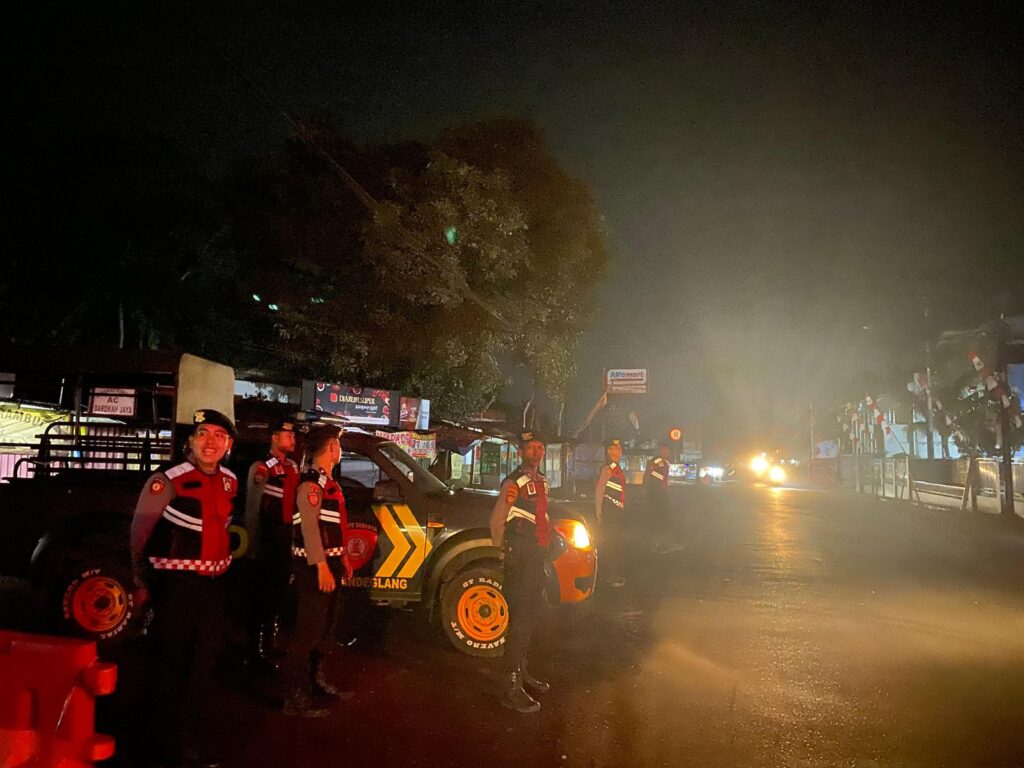 Sat Samapta Polres Pandeglang Gelar Strong Point Malam Hari di Persimpangan Cipacung 1 WhatsApp Image 2024 08 04 at 06.04.27 1