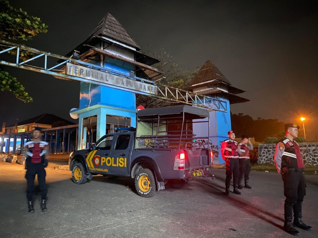 Sat Samapta Polres Pandeglang Gelar Patroli Malam Dialogis di Terminal Kadubanen 10 WhatsApp Image 2024 08 04 at 06.04.27