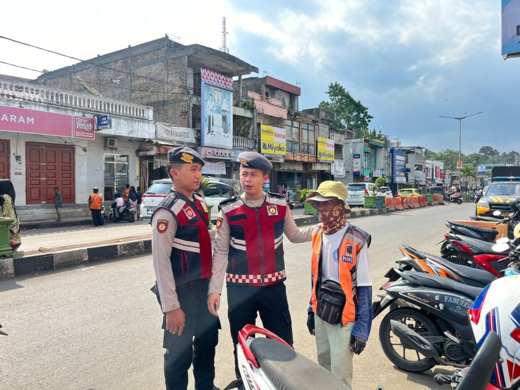 Sat Samapta Polres Pandeglang Gelar Patroli Dialogis dan Himbauan untuk Tukang Parkir di Pasar Badak 9 WhatsApp Image 2024 08 04 at 17.33.39