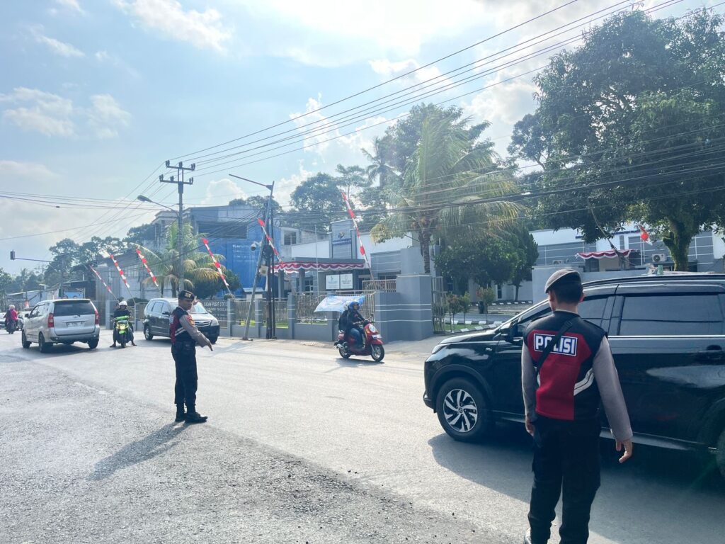 Sat Samapta Polres Pandeglang Gelar Pengaturan Lalu Lintas di Pertigaan Cipacung 9 WhatsApp Image 2024 08 04 at 17.33.40 2